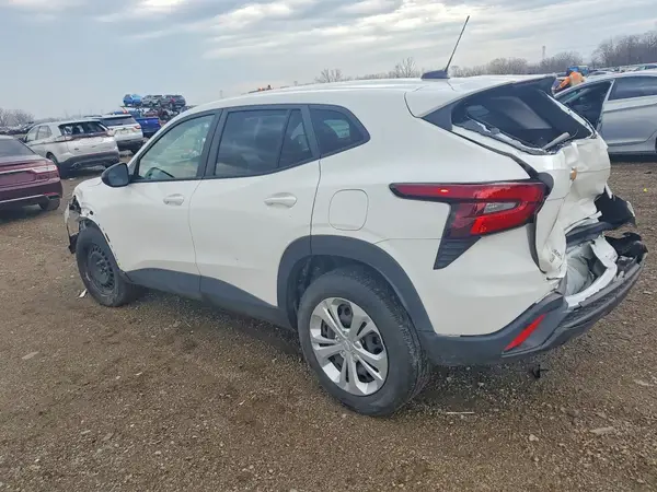 KL77LFE23RC127028 2024 CHEVROLET TRAX - Image 2