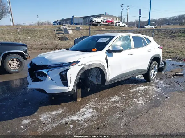 KL77LFE23RC217683 2024 CHEVROLET TRAX - Image 2