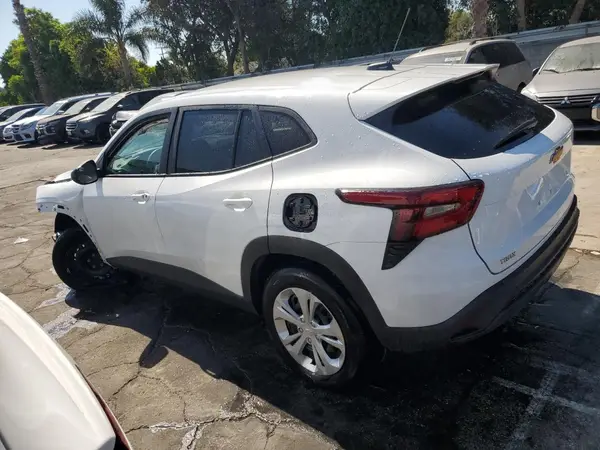 KL77LFE23RC244012 2024 CHEVROLET TRAX - Image 2