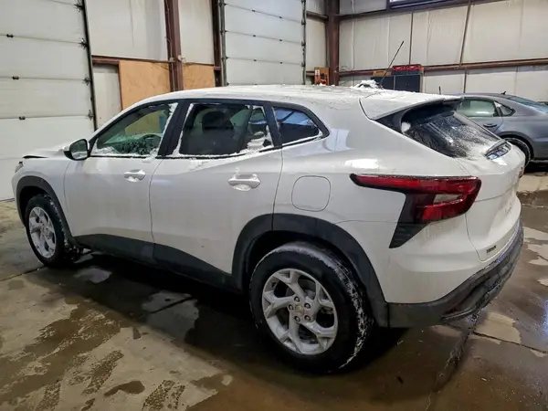 KL77LFE24RC013619 2024 CHEVROLET TRAX - Image 2