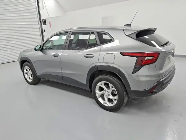 KL77LFE24RC013667 2024 CHEVROLET TRAX - Image 2