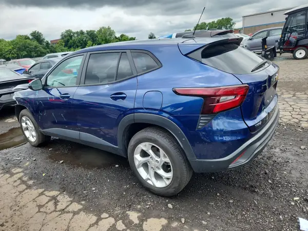 KL77LFE24RC014091 2024 CHEVROLET TRAX - Image 2