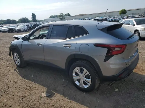 KL77LFE24RC021817 2024 CHEVROLET TRAX - Image 2