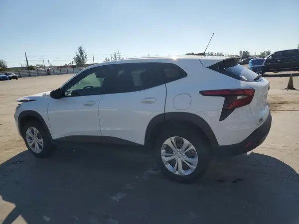 KL77LFE24RC025088 2024 CHEVROLET TRAX - Image 2