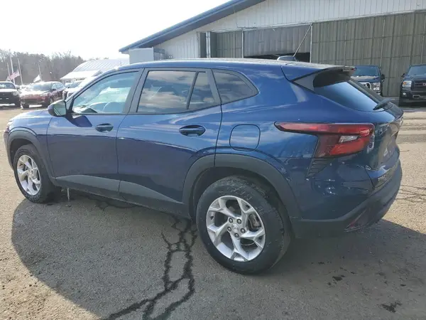 KL77LFE24RC035782 2024 CHEVROLET TRAX - Image 2