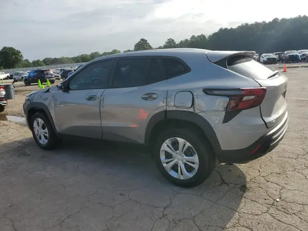 KL77LFE24RC037032 2024 CHEVROLET TRAX - Image 2