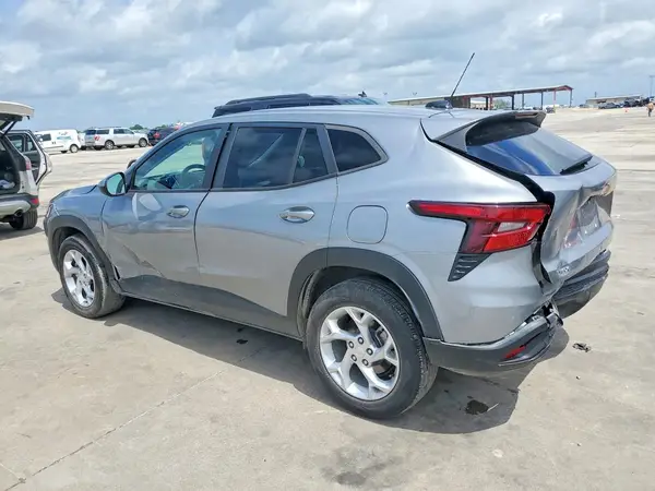 KL77LFE24RC055112 2024 CHEVROLET TRAX - Image 2