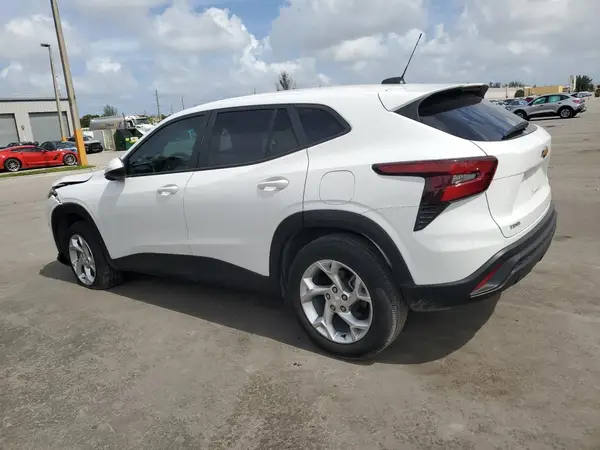 KL77LFE24RC063372 2024 CHEVROLET TRAX - Image 2