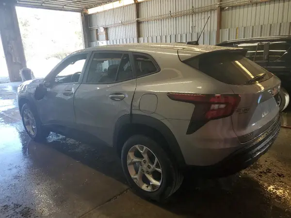 KL77LFE24RC097456 2024 CHEVROLET TRAX - Image 2