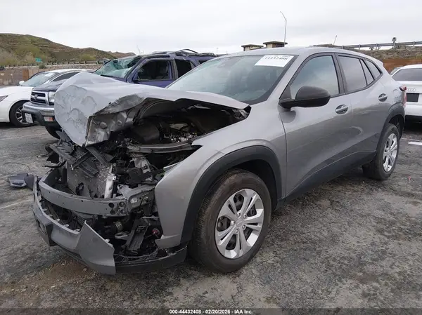 KL77LFE24RC119195 2024 CHEVROLET TRAX - Image 2