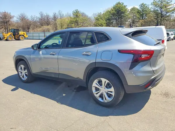 KL77LFE24RC132576 2024 CHEVROLET TRAX - Image 2