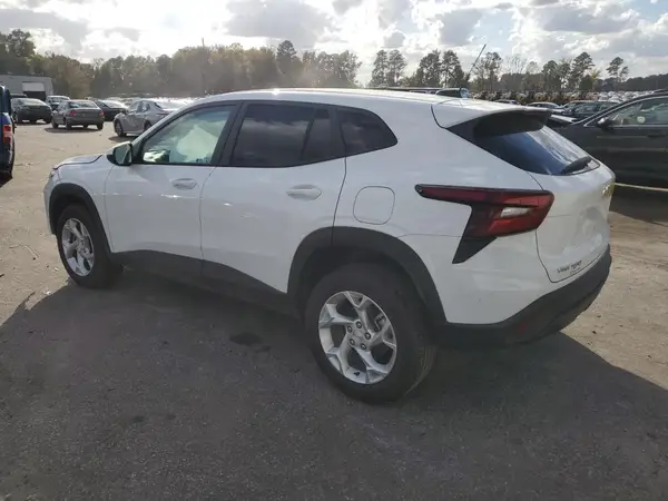 KL77LFE24RC138782 2024 CHEVROLET TRAX - Image 2