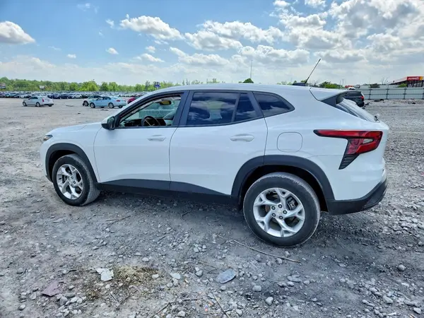 KL77LFE24RC158238 2024 CHEVROLET TRAX - Image 2