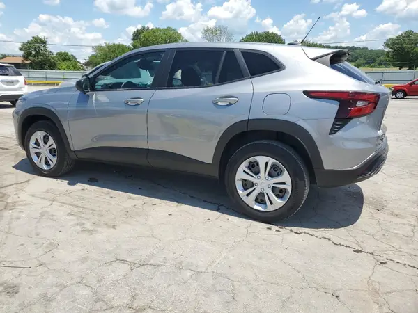 KL77LFE24RC183317 2024 CHEVROLET TRAX - Image 2