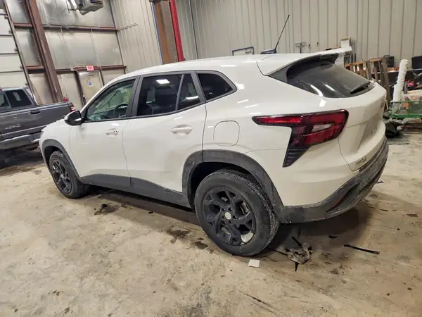 KL77LFE24RC246447 2024 CHEVROLET TRAX - Image 2