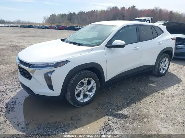 KL77LFE24SC076189 2025 CHEVROLET TRAX - Image 2