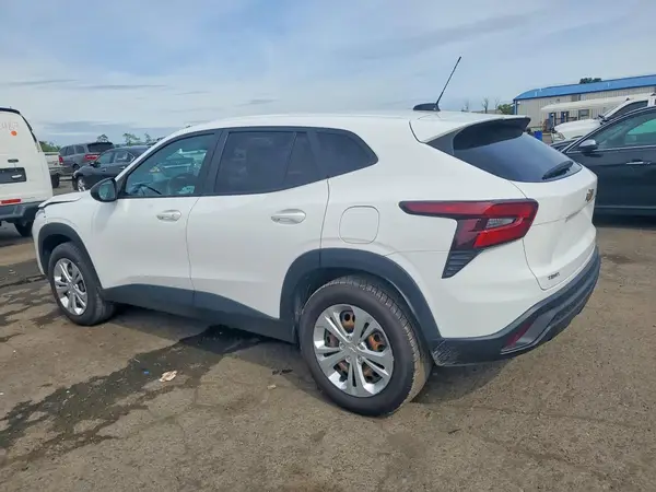 KL77LFE25RC006677 2024 CHEVROLET TRAX - Image 2