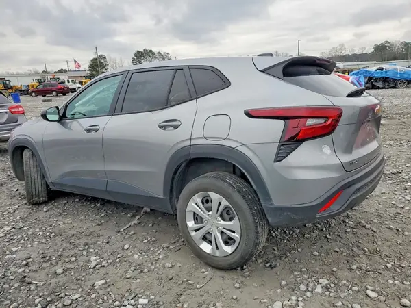 KL77LFE25RC027383 2024 CHEVROLET TRAX - Image 2