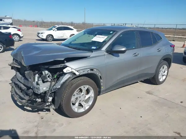 KL77LFE25RC029926 2024 CHEVROLET TRAX - Image 2