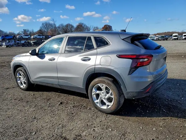 KL77LFE25RC102759 2024 CHEVROLET TRAX - Image 2