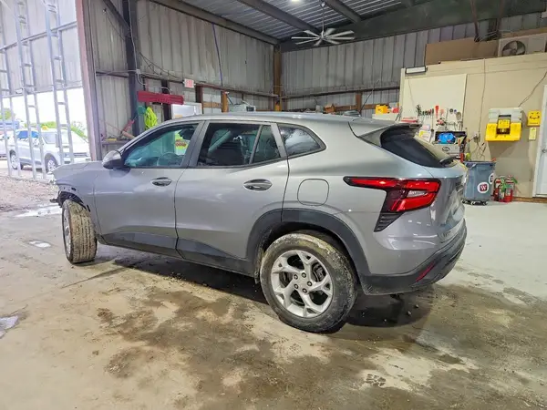 KL77LFE26RC025349 2024 CHEVROLET TRAX - Image 2