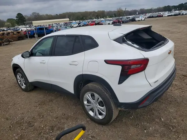 KL77LFE26RC131042 2024 CHEVROLET TRAX - Image 2