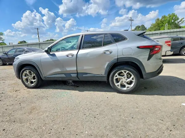 KL77LFE26RC143983 2024 CHEVROLET TRAX - Image 2