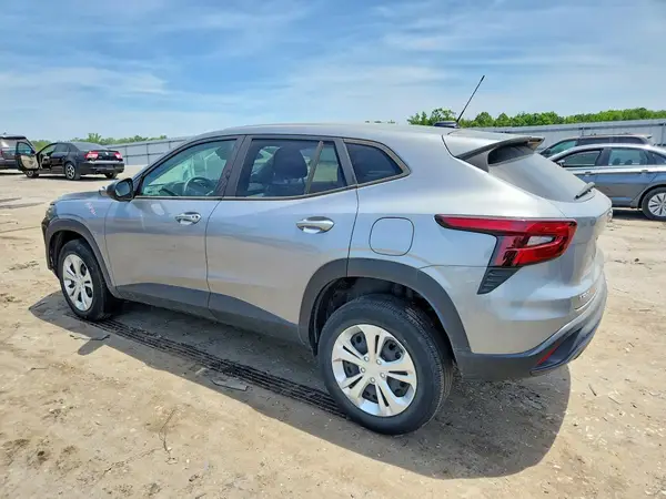 KL77LFE26RC236048 2024 CHEVROLET TRAX - Image 2
