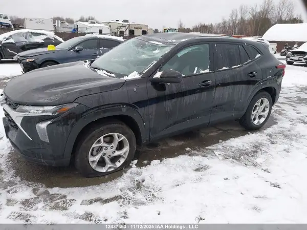 KL77LFE26SC104512 2025 CHEVROLET TRAX - Image 2