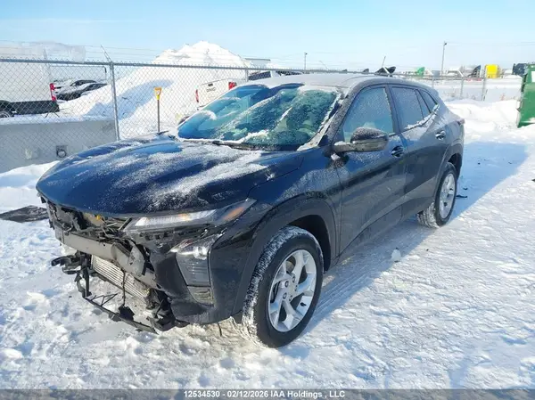 KL77LFE26SC335152 2025 CHEVROLET TRAX - Image 2