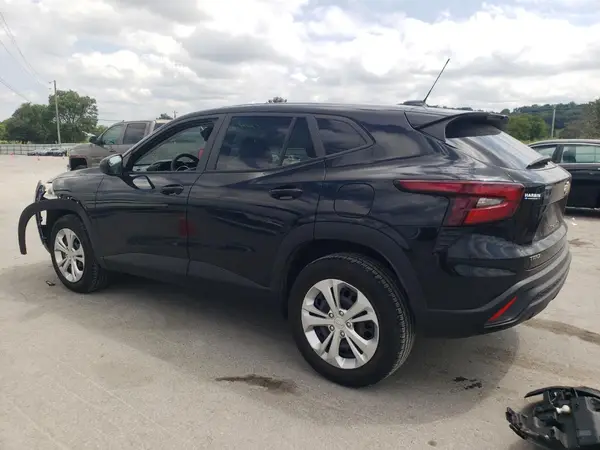 KL77LFE27RC008320 2024 CHEVROLET TRAX - Image 2