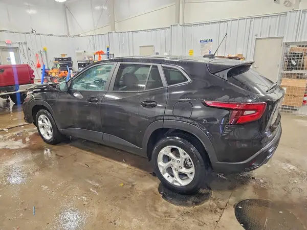 KL77LFE27RC019012 2024 CHEVROLET TRAX - Image 2
