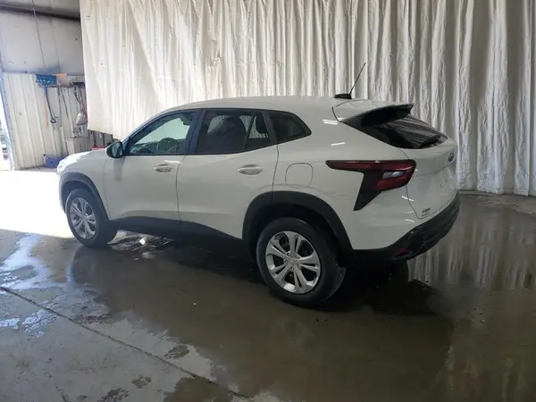 KL77LFE27RC020998 2024 CHEVROLET TRAX - Image 2