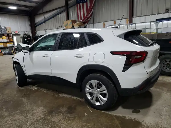 KL77LFE27RC050406 2024 CHEVROLET TRAX - Image 2