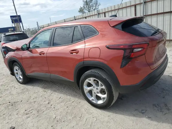 KL77LFE27RC070901 2024 CHEVROLET TRAX - Image 2