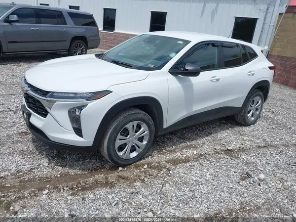 KL77LFE27RC083678 2024 CHEVROLET TRAX - Image 2