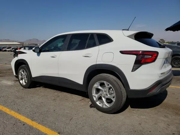 KL77LFE27RC090114 2024 CHEVROLET TRAX - Image 2