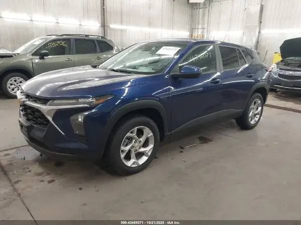 KL77LFE27RC097127 2024 CHEVROLET TRAX - Image 2