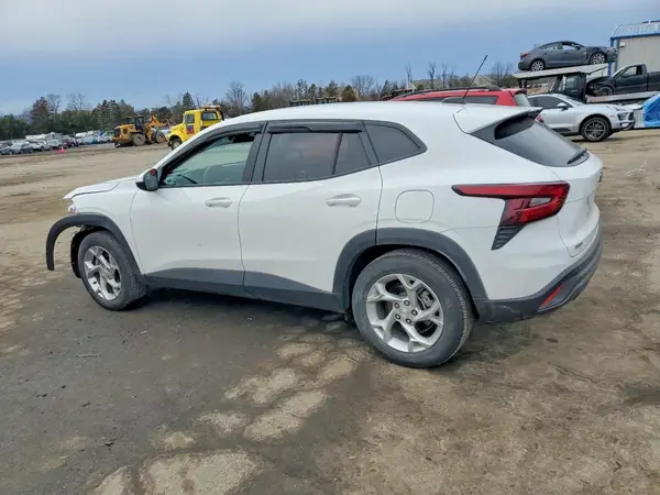 KL77LFE27RC102214 2024 CHEVROLET TRAX - Image 2