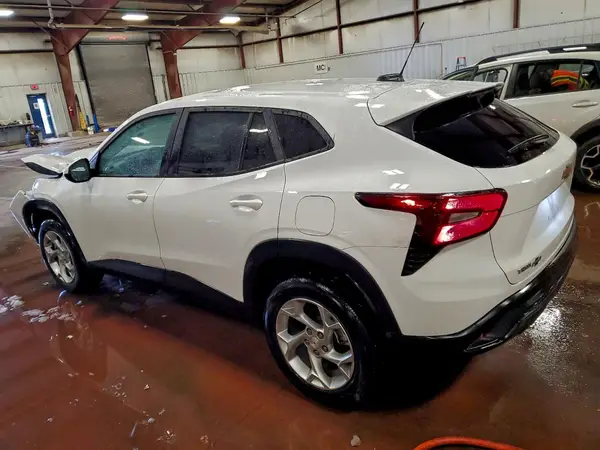 KL77LFE27RC107106 2024 CHEVROLET TRAX - Image 2