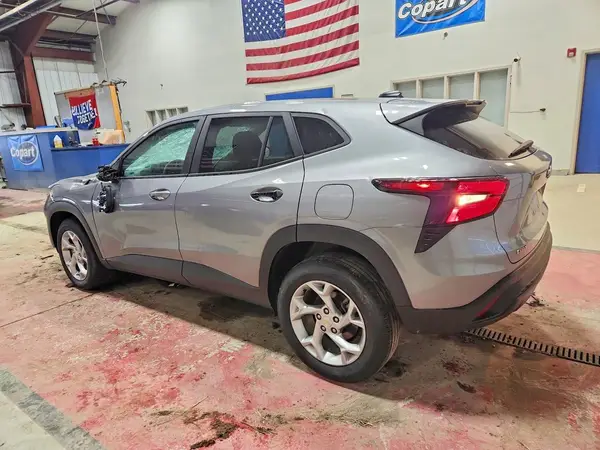 KL77LFE27RC122897 2024 CHEVROLET TRAX - Image 2
