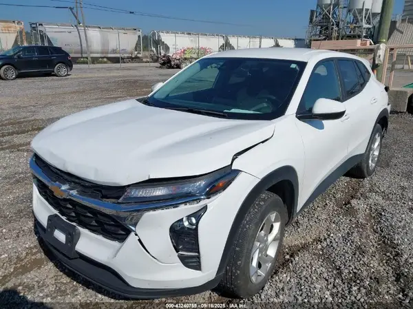 KL77LFE27RC135438 2024 CHEVROLET TRAX - Image 2