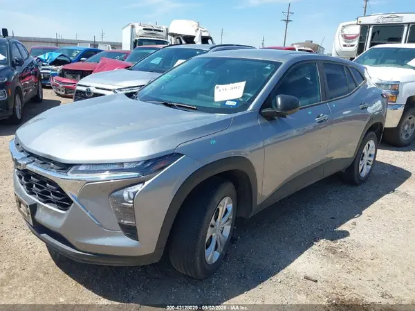 KL77LFE27RC136962 2024 CHEVROLET TRAX - Image 2