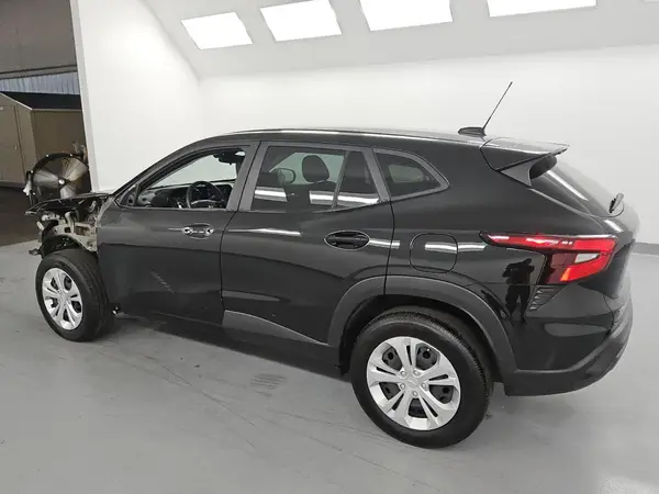 KL77LFE27RC137593 2024 CHEVROLET TRAX - Image 2