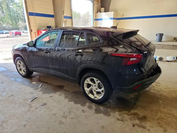 KL77LFE27RC195946 2024 CHEVROLET TRAX - Image 2