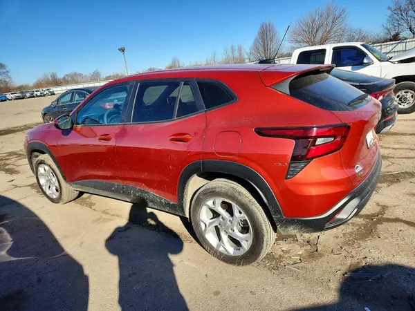 KL77LFE27RC198412 2024 CHEVROLET TRAX - Image 2