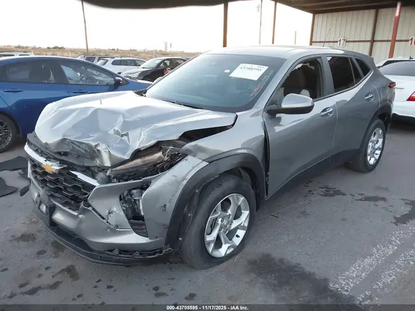 KL77LFE27RC201955 2024 CHEVROLET TRAX - Image 2