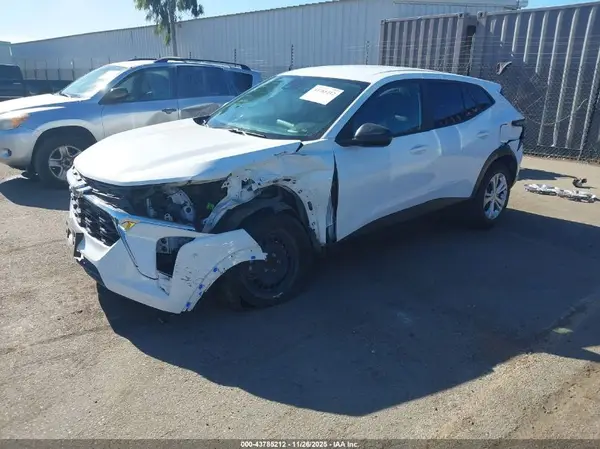 KL77LFE27RC233093 2024 CHEVROLET TRAX - Image 2