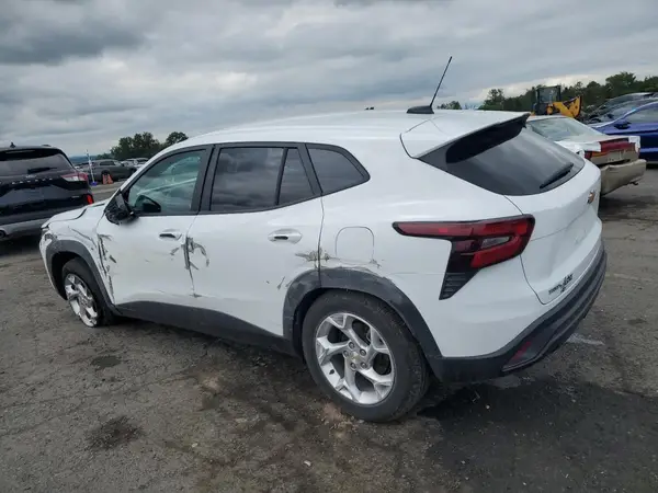 KL77LFE28RC000209 2024 CHEVROLET TRAX - Image 2