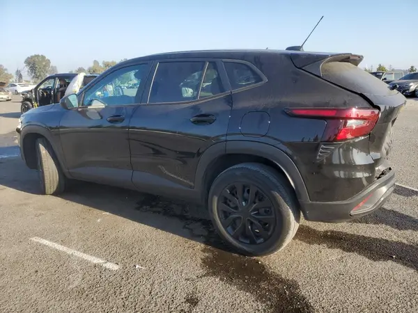 KL77LFE28RC023747 2024 CHEVROLET TRAX - Image 2